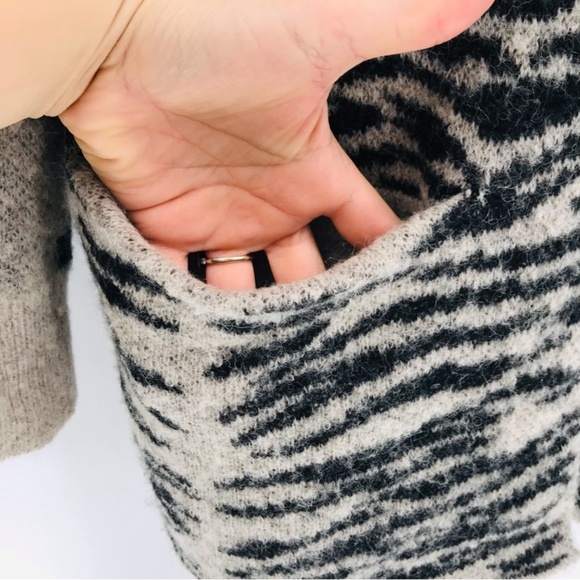 Wildfox Oversized Animal Print Cardigan Size Medium - Picture 5 of 8